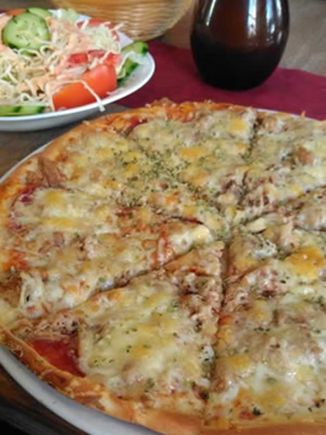 Thunfisch Pizza mit viel Käse und einem Salat Teller